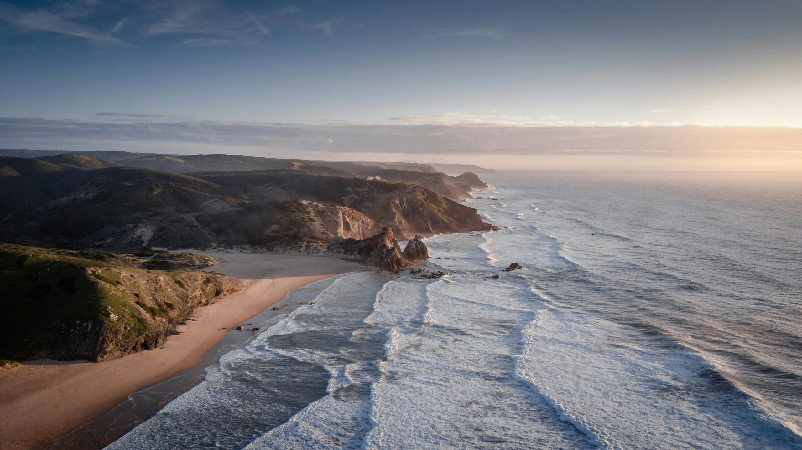 Luchtfoto van de kust bij Aljezur, Portugal – ruige kliffen, golven en zandstranden langs de MTB-route Costa Vicentina.