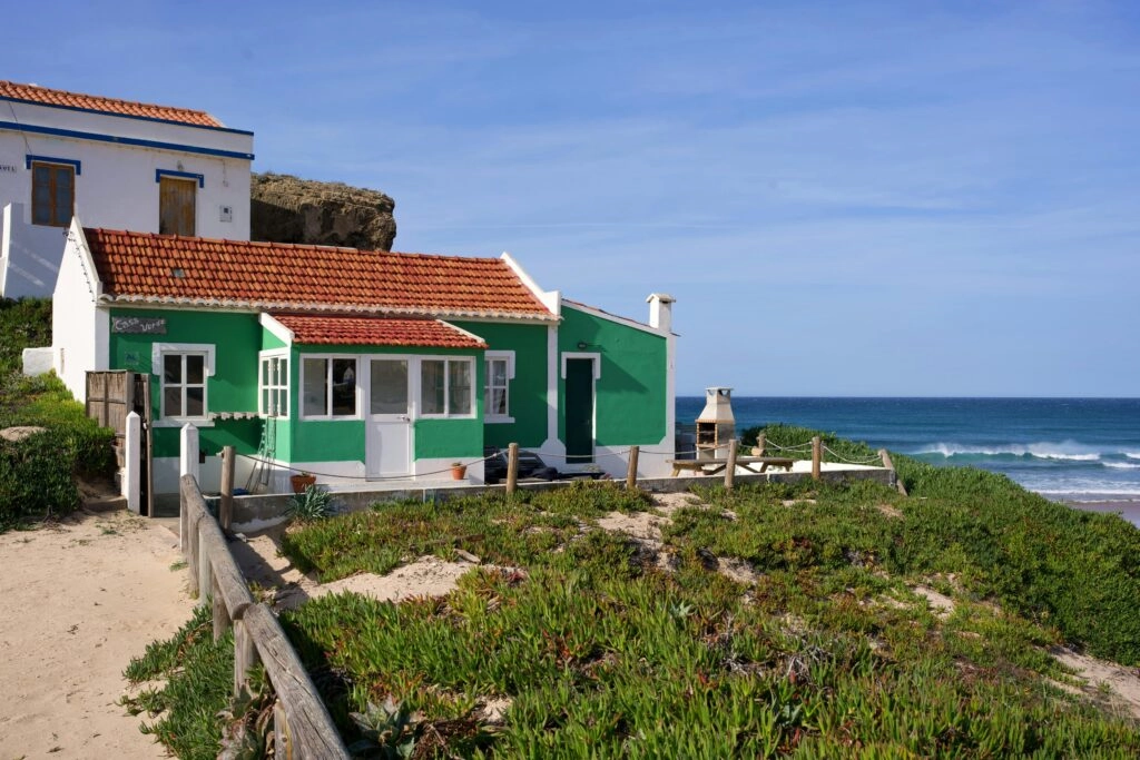 Groen en wit huis in Arrifana, Algarve – charmant kustdorp aan de Costa Vicentina, tussen kliffen en oceaan, MTB-route Portugal.