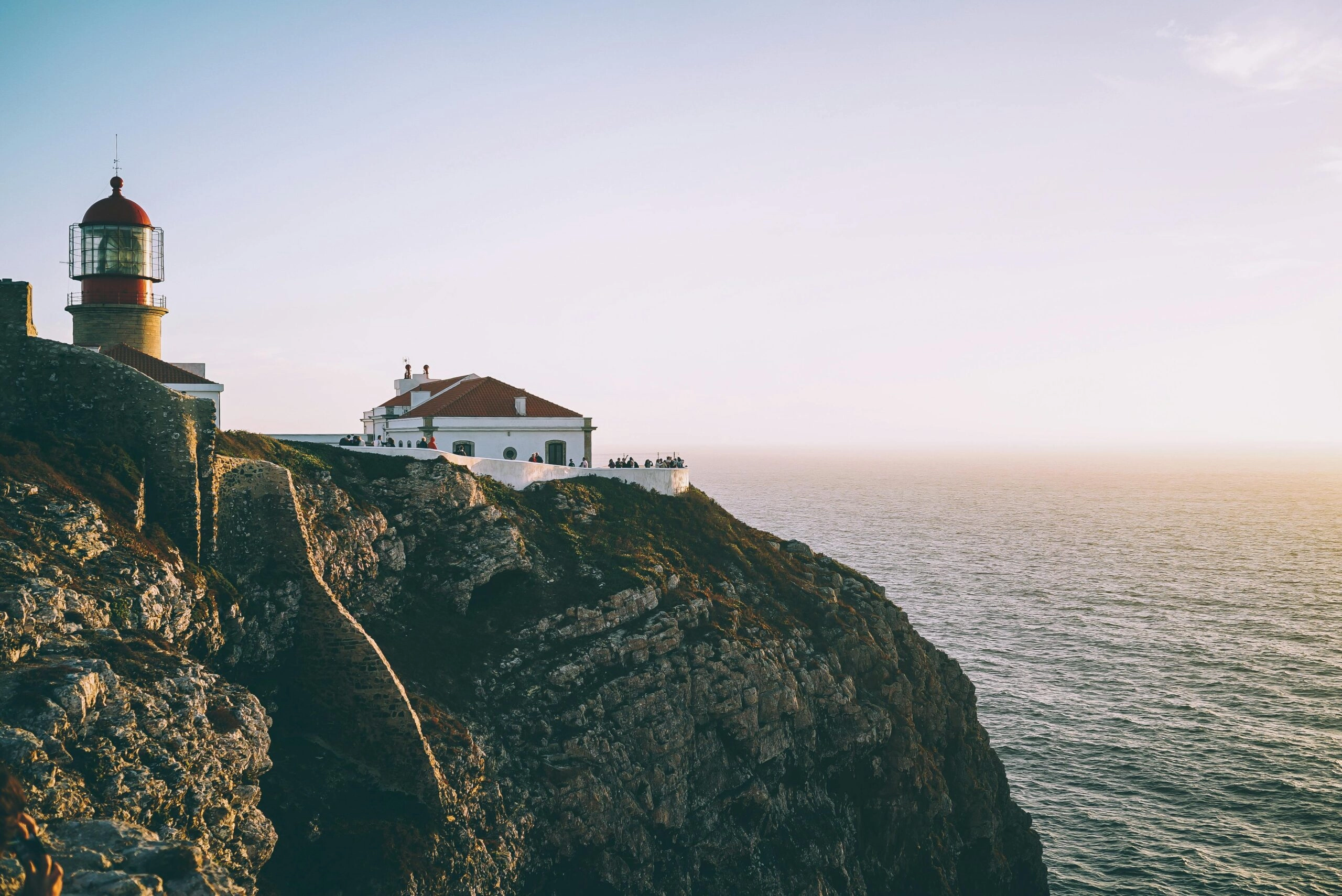 Vuurtoren van Cabo de São Vicente bij Sagres, Portugal – kliffen boven de oceaan bij zonsondergang, eindpunt van de Atlantic Trails MTB.