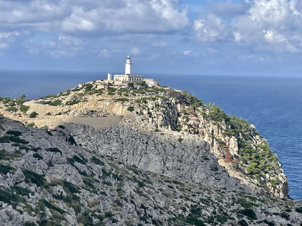 Uitzicht op de vuurtoren van Cap de Formentor aan de ruige noordkust van Mallorca