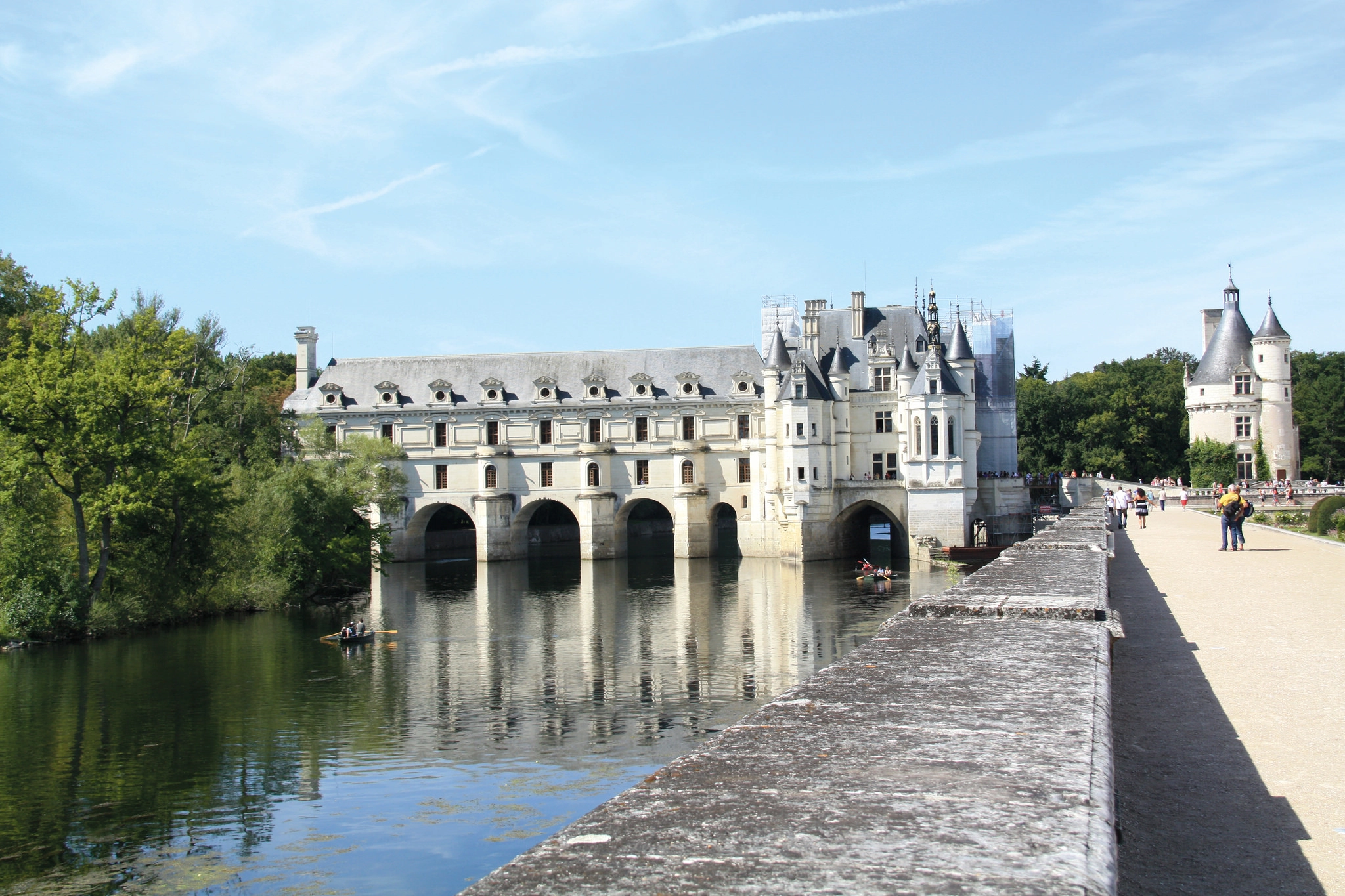 Château de Chenonceau gebouwd over het water, een hoogtepunt op de kastelenroute van de Loirevallei in Frankrijk