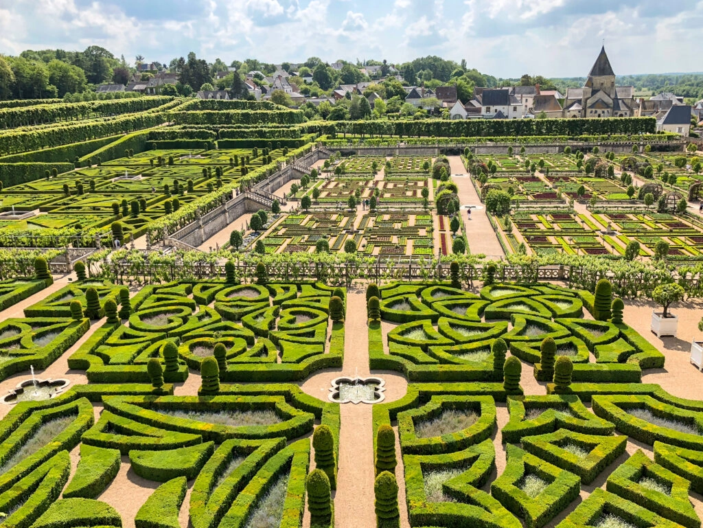 De symmetrische renaissancetuinen van Château de Villandry, een topbezienswaardigheid voor fietsers in de Loirevallei