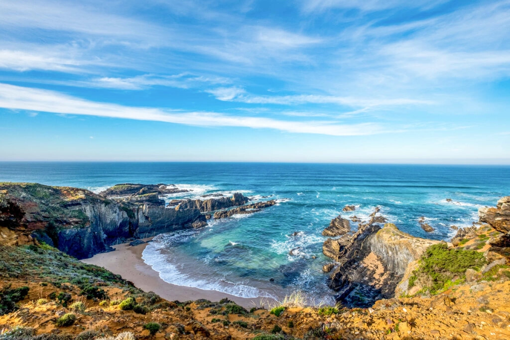 Dramatische kliffen en oceaanzicht langs de Fisherman’s Trail in het natuurpark Costa Vicentina, Portugal.