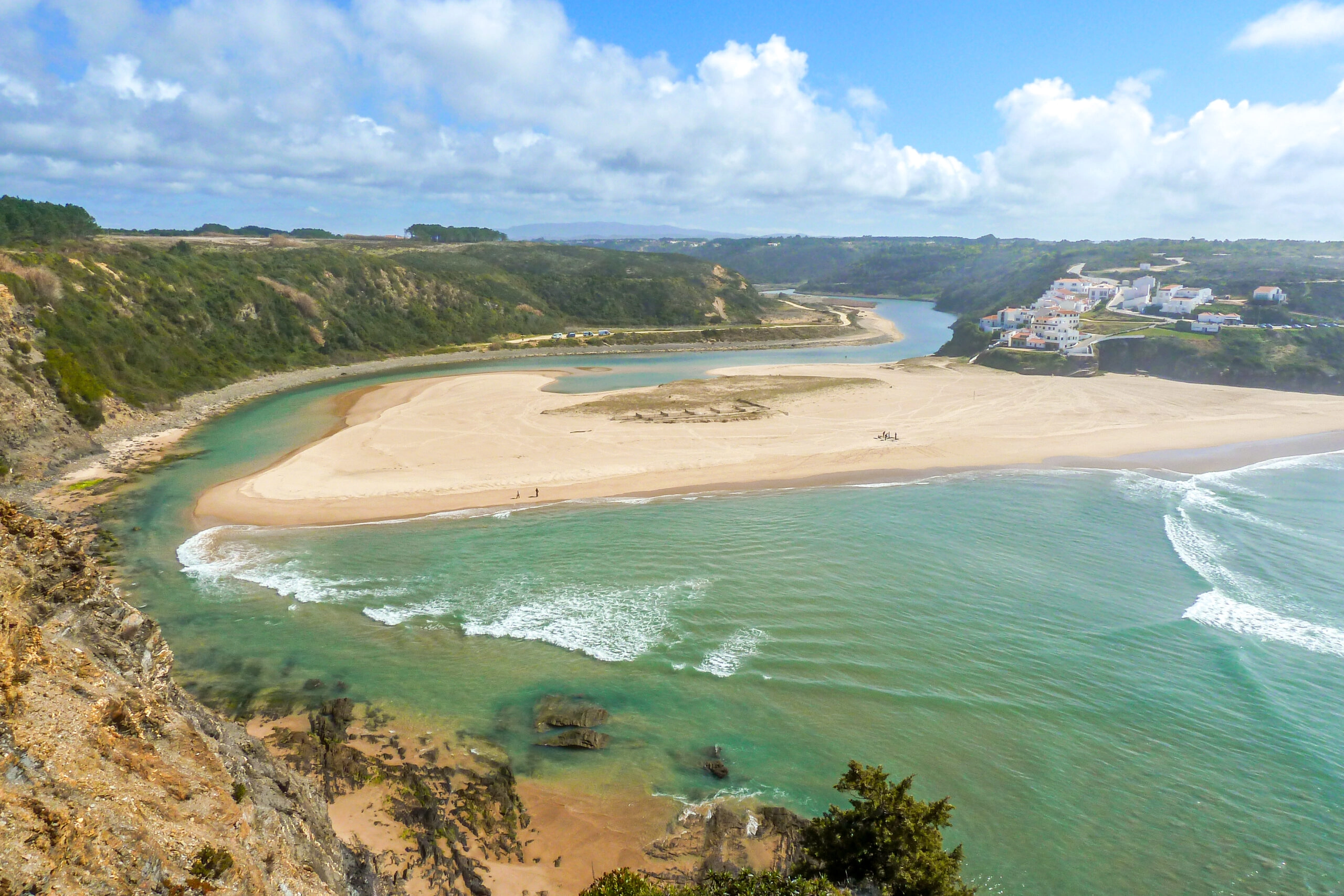 Uitzicht over de riviermonding en het strand van Odeceixe, eindpunt van de Fisherman’s Trail Portugal.