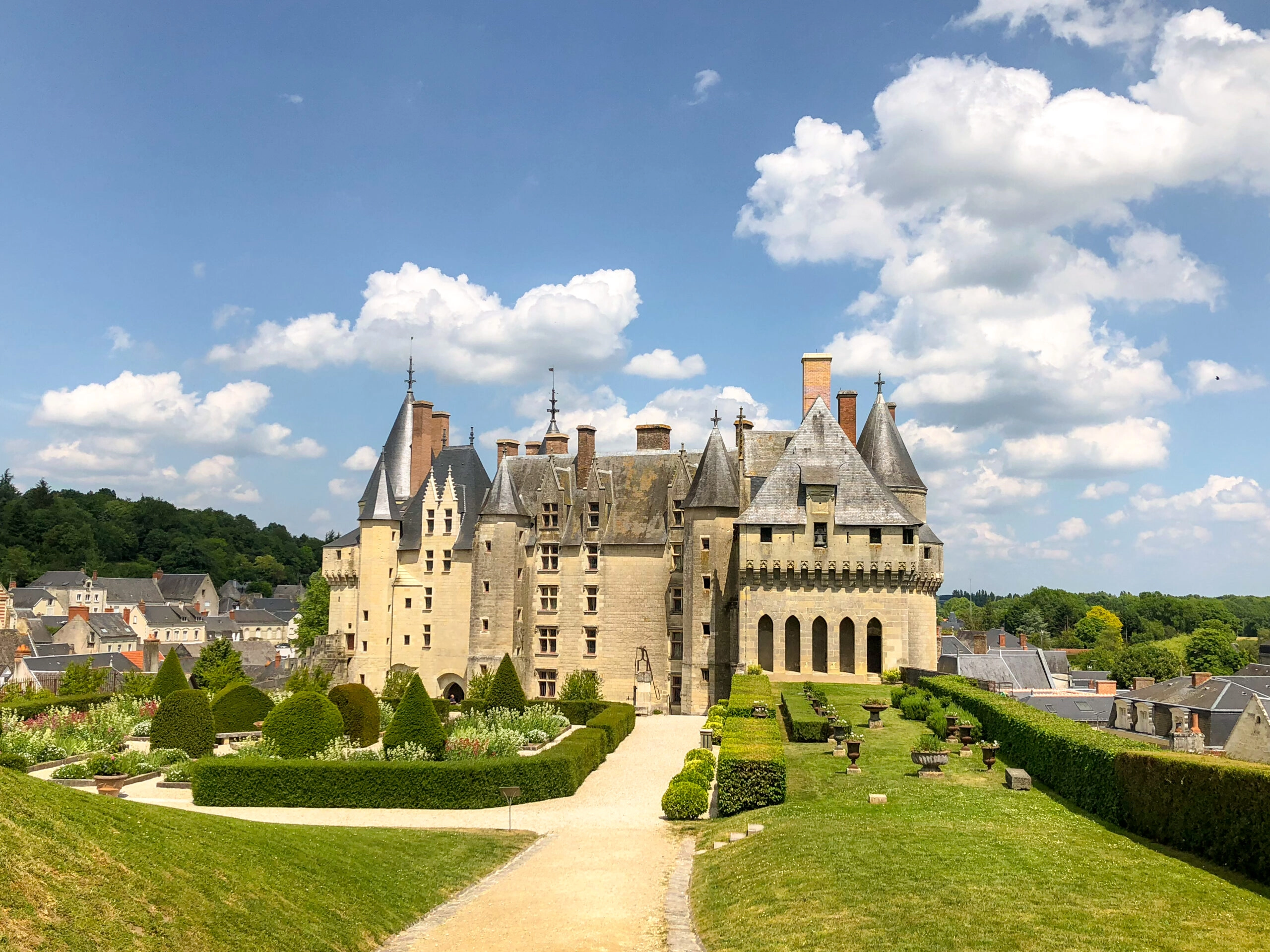 Kasteel van Langeais met tuinen en dorp, een schilderachtige stop op de fietsroute door de Loirevallei in Frankrijk.