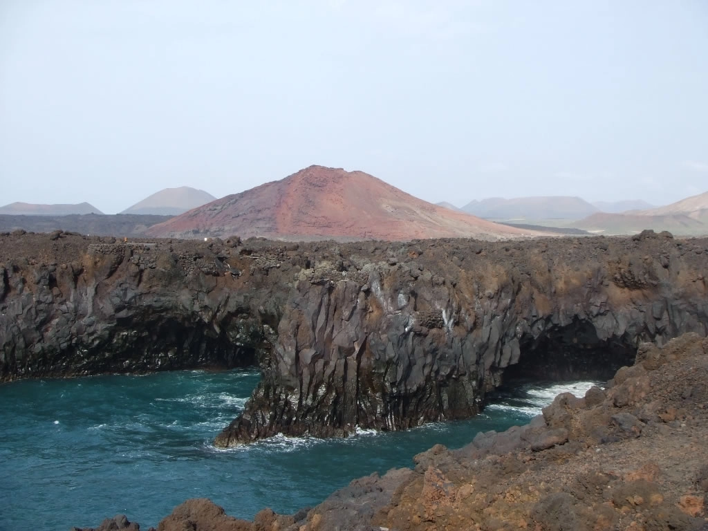 Ontdek de ruige kust van Los Hervideros op Lanzarote, waar vulkanisch gesteente en de oceaan samen een spectaculair natuurlandschap vormen