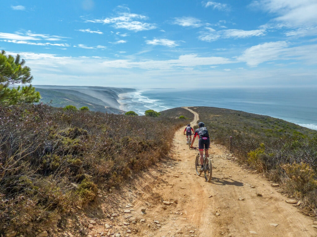 Mountainbikers op de ruige paden van de Costa Vicentina, langs de Atlantische kust van Portugal tijdens de Atlantic Trails MTB-reis.