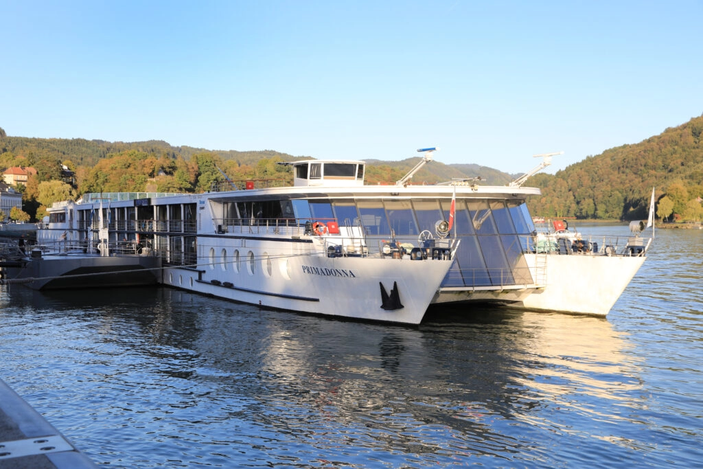 Luxe catamaran MS Primadonna varend op de Donau tijdens een fiets- en vaarvakantie tussen Passau en Boedapest