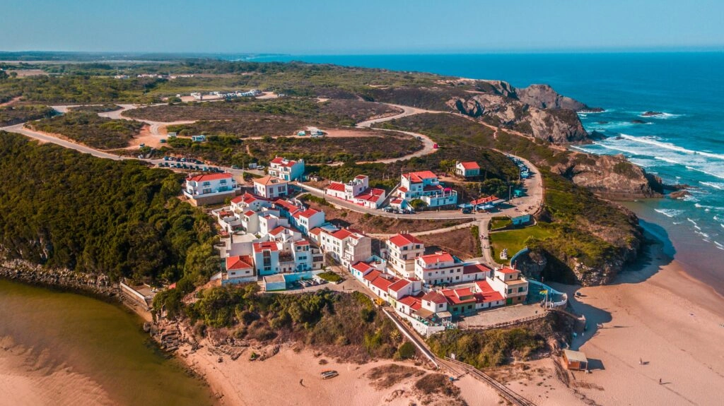 Luchtfoto van Odeceixe aan de Costa Vicentina, Portugal – wit dorp aan rivier en oceaan op de MTB-route van Alentejo naar Algarve