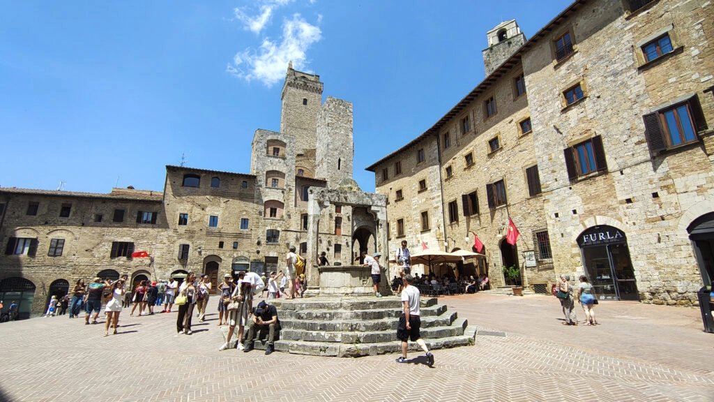 Ontdek San Gimignano in Toscane: de stad van torens, wijn en cultuur. Bezoek het historische plein tijdens je fietsvakantie in Italië