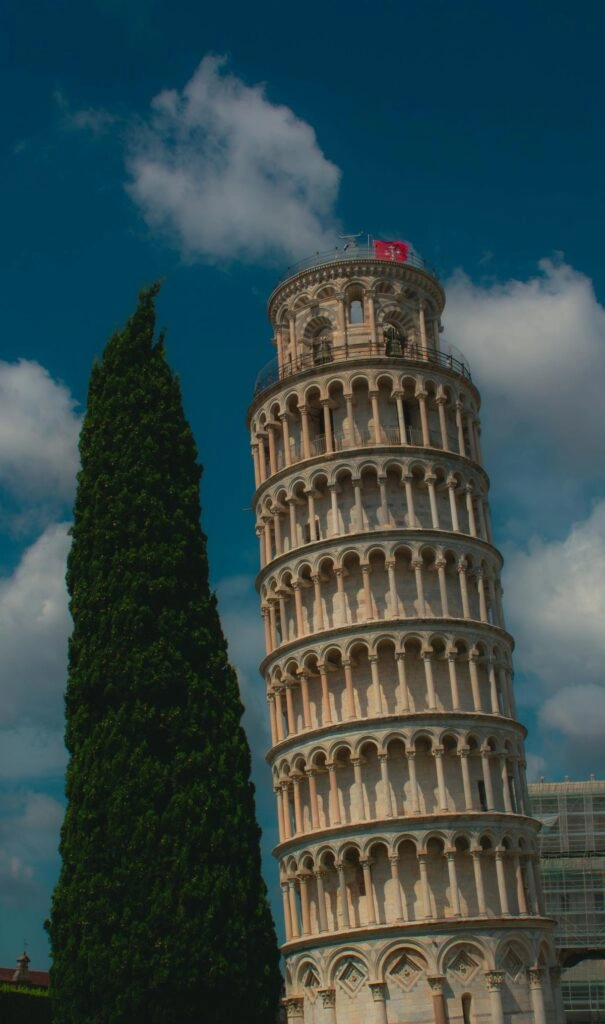 De scheve Toren van Pisa in Italië, een iconisch startpunt van fietsvakanties door Toscane