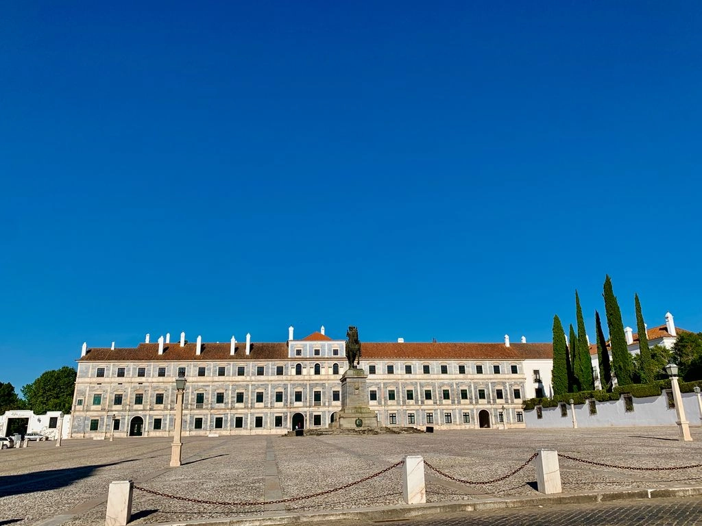 Koninklijk paleis en plein van Vila Viçosa onder een heldere blauwe lucht in de Alentejo, Portugal