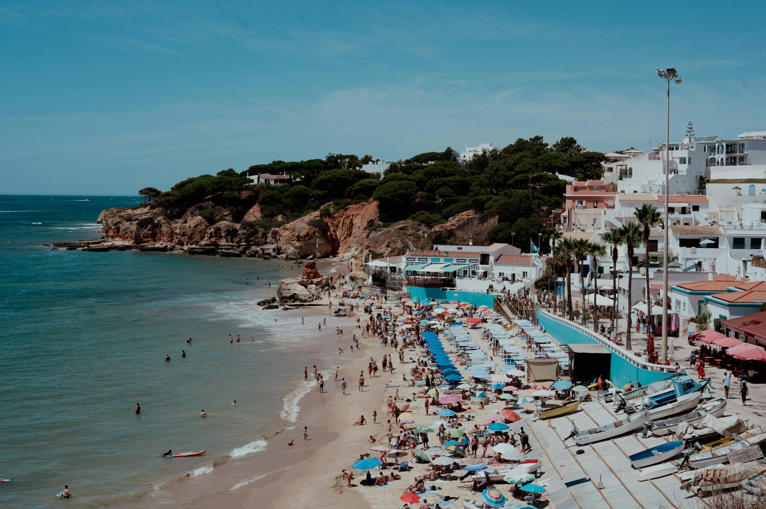 Albufeira – levendig strand met kliffen in de Algarve