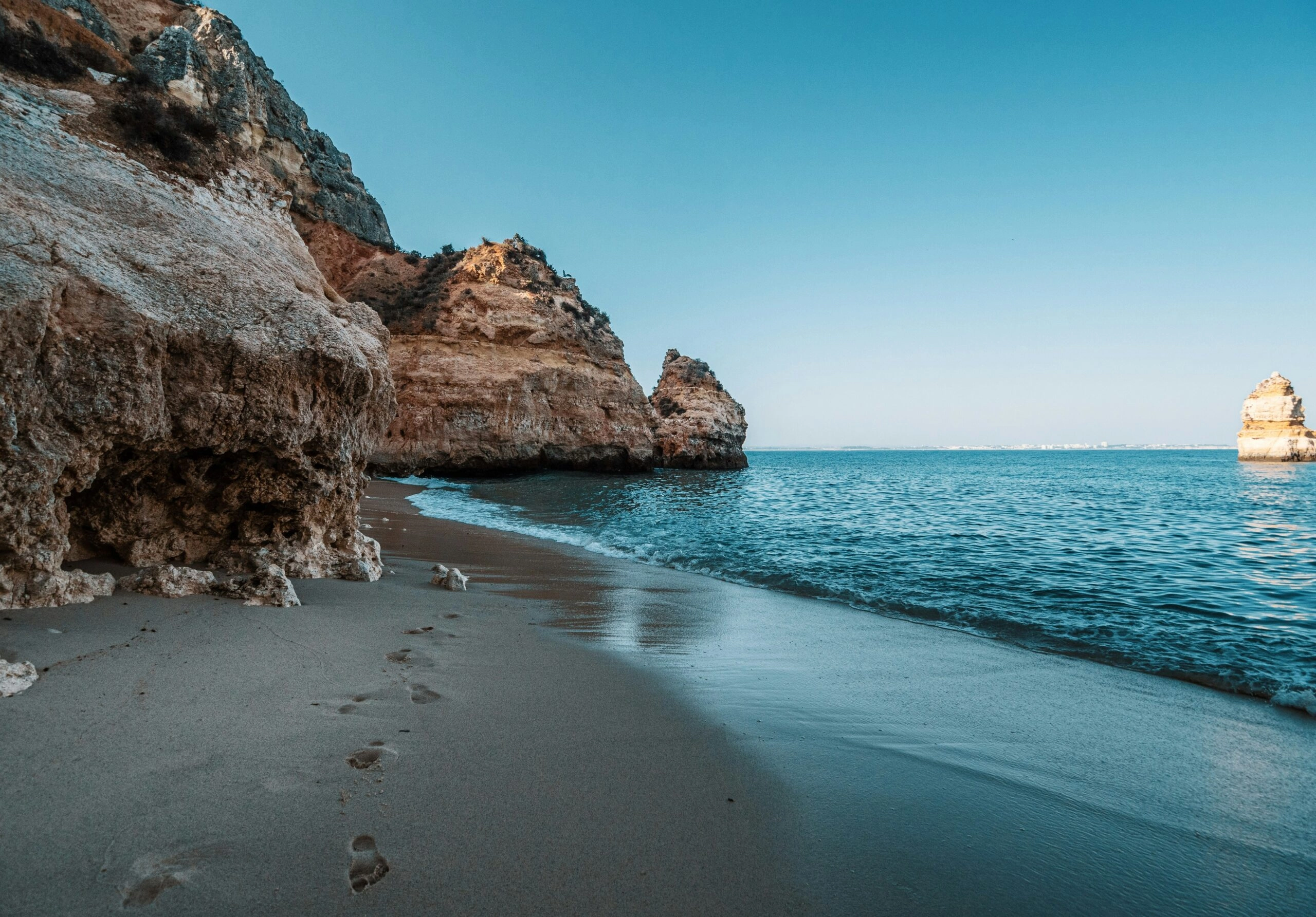 Alvor – goudkleurige kliffen en rustig strand in de Algarve