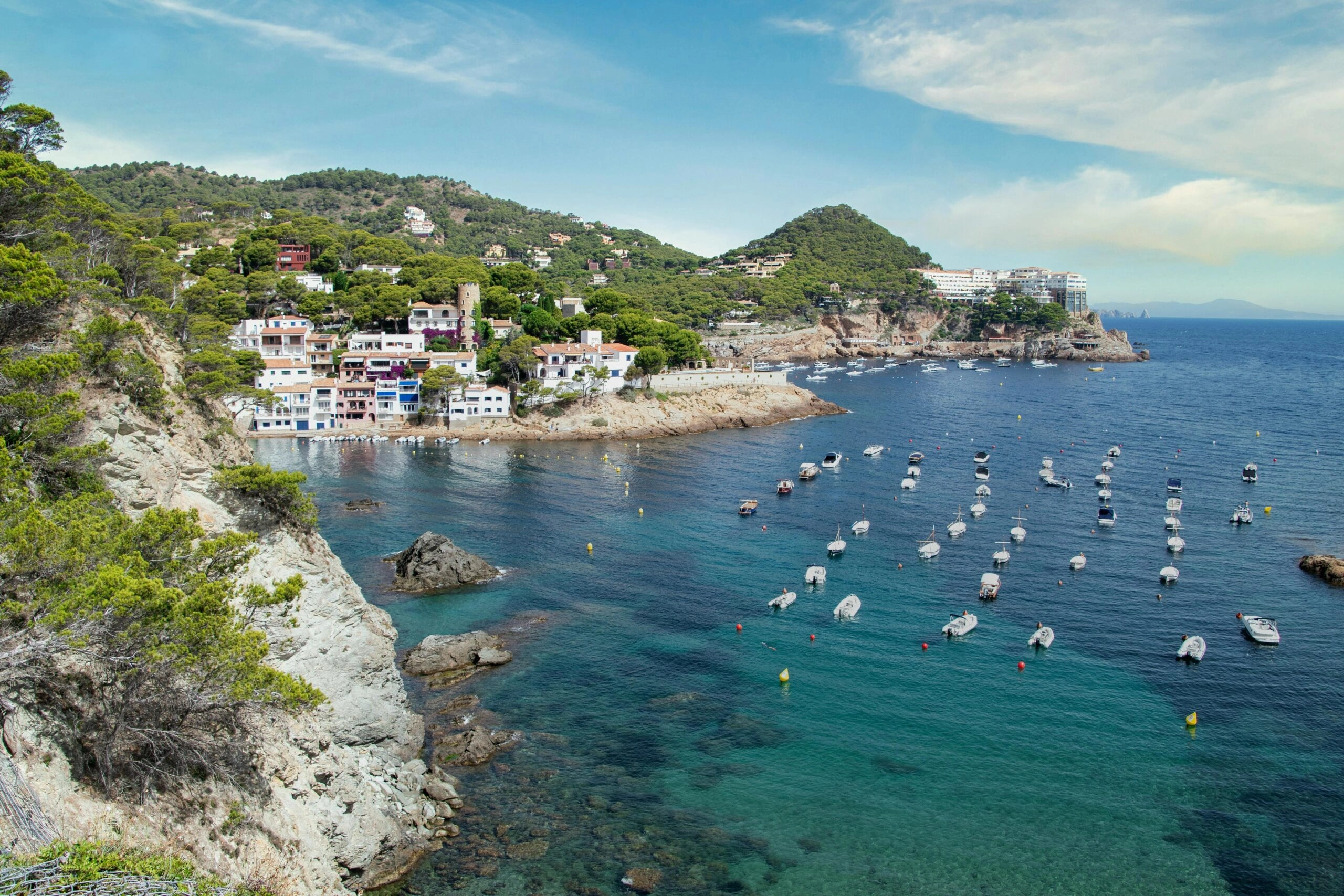Uitzicht op de kust van Llafranc en Calella de Palafrugell aan de Costa Brava, met witte huisjes en heldere blauwe baaien