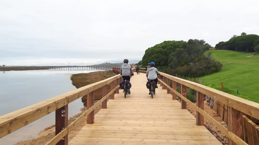 Fietsvakantie Algarve – fietsen over houten brug langs lagune