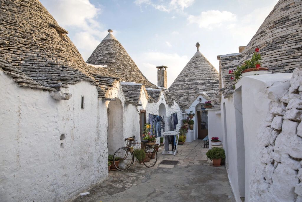 Traditionele witte trulli-huizen in Alberobello, Puglia – UNESCO Werelderfgoed tijdens fietsvakantie door Zuid-Italië
