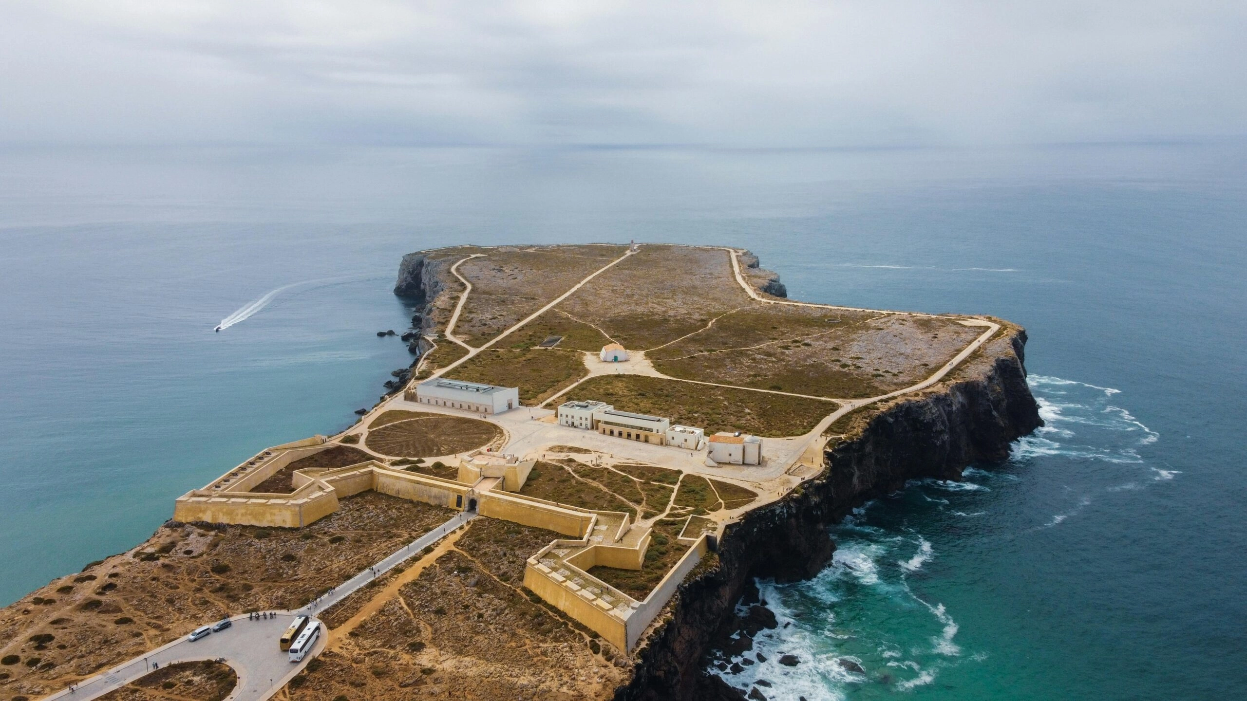 Luchtopname van het Fort van Sagres op de kliffen aan de Atlantische kust in de Algarve, Portugal.