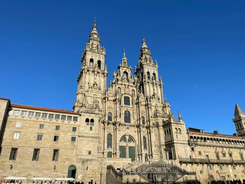Kathedraal van Santiago de Compostela aan het Obradoiro-plein, eindpunt van de Camino de Santiago en hoogtepunt van de fietsvakantie van Porto naar Santiago