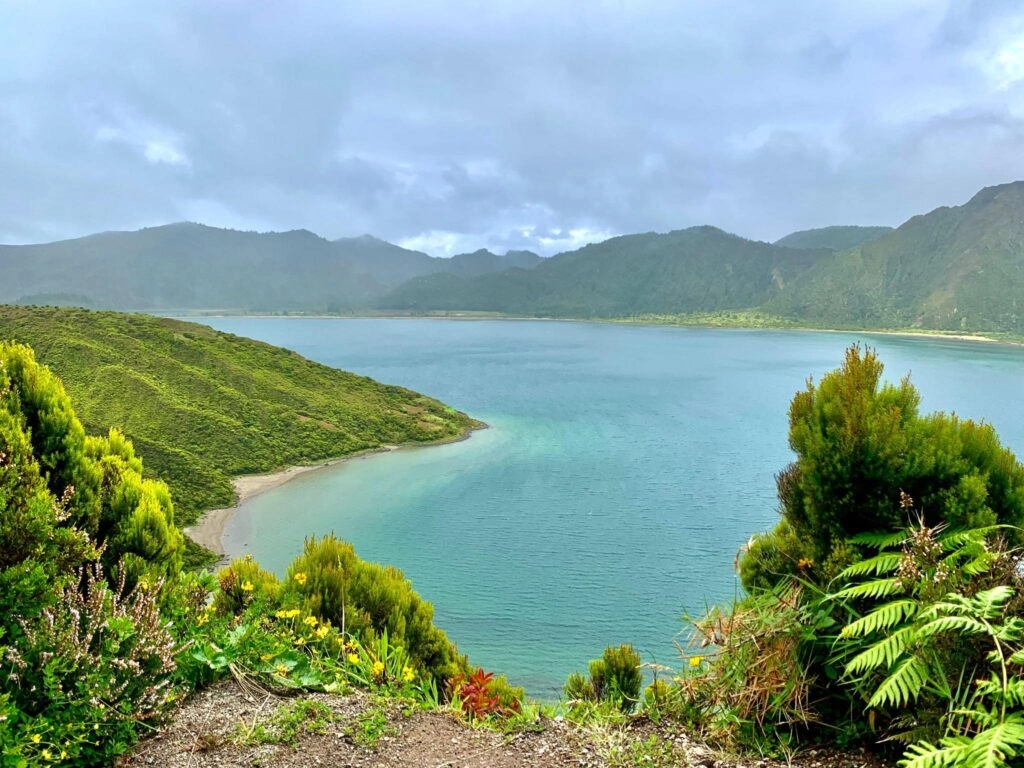 Lagoa do Fogo op São Miguel, een helderblauw kratermeer omringd door groene vulkanische hellingen – een van de mooiste bezienswaardigheden van de Azoren.