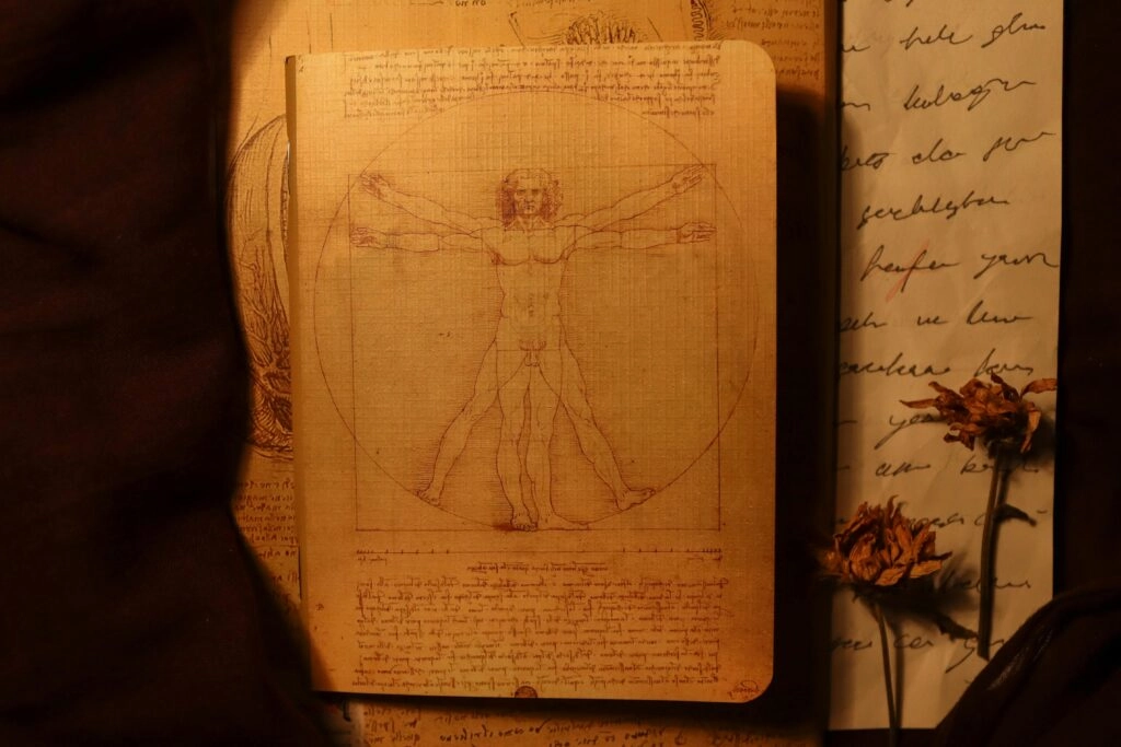 Leonardo da Vinci’s Vitruviusman op oude schetspagina, omringd door handgeschreven notities