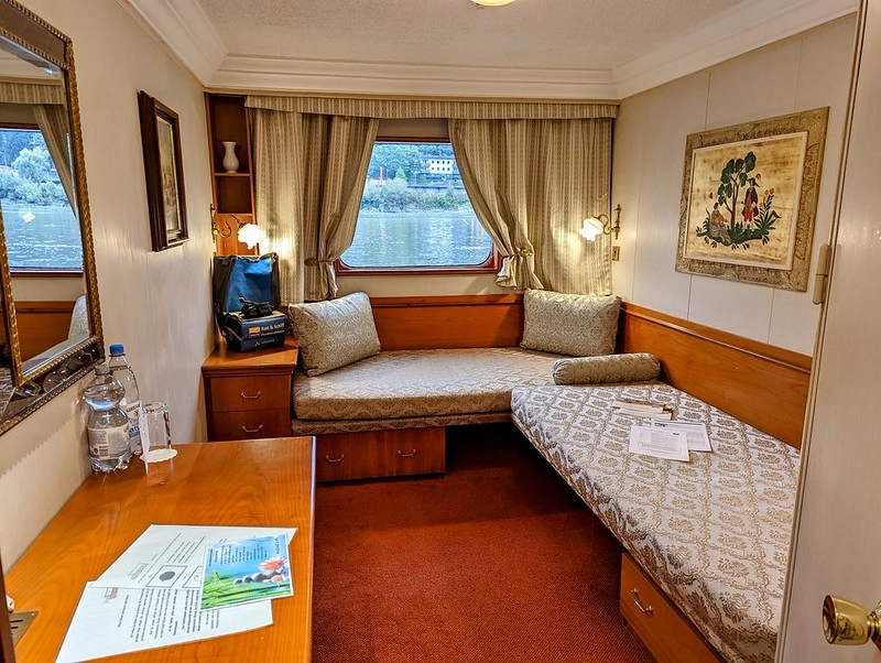 2-persoonshut op het hoofddek van de MS Prinzessin Katharina met twee sofabedden, groot panoramavenster en klassiek interieur met uitzicht op de Donau.