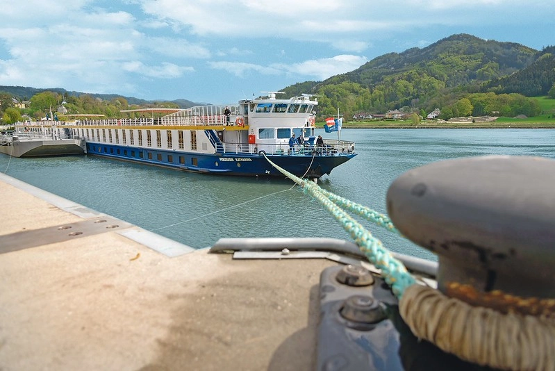 MS Prinzessin Katharina aangemeerd aan de Donau, met uitzicht op groene heuvels en rivierlandschap tijdens een riviercruise.