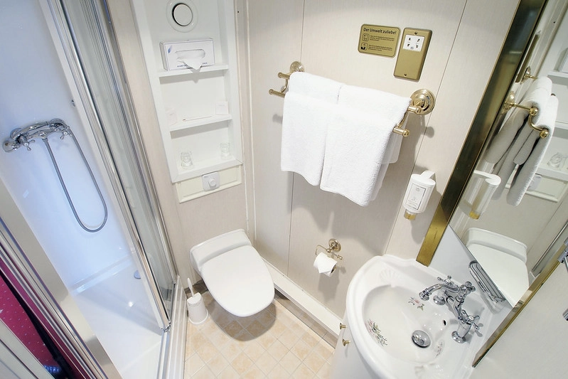 Badkamer van een hut op de MS Prinzessin Katharina met douchecabine, wastafel en toilet.