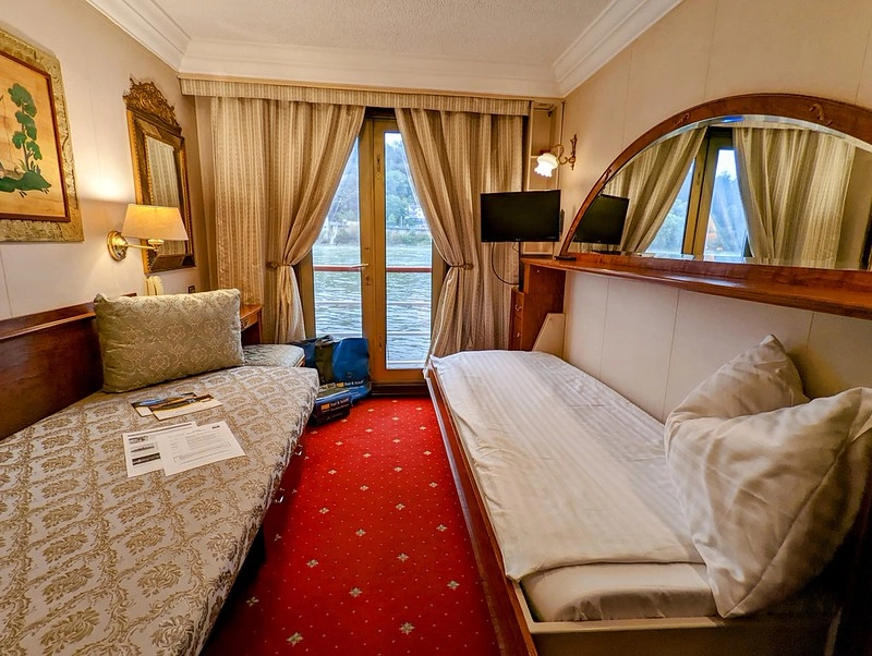 2-persoonshut op het bovendek van MS Prinzessin Katharina met Frans balkon, kastmeubel en uitzicht op de Donau.