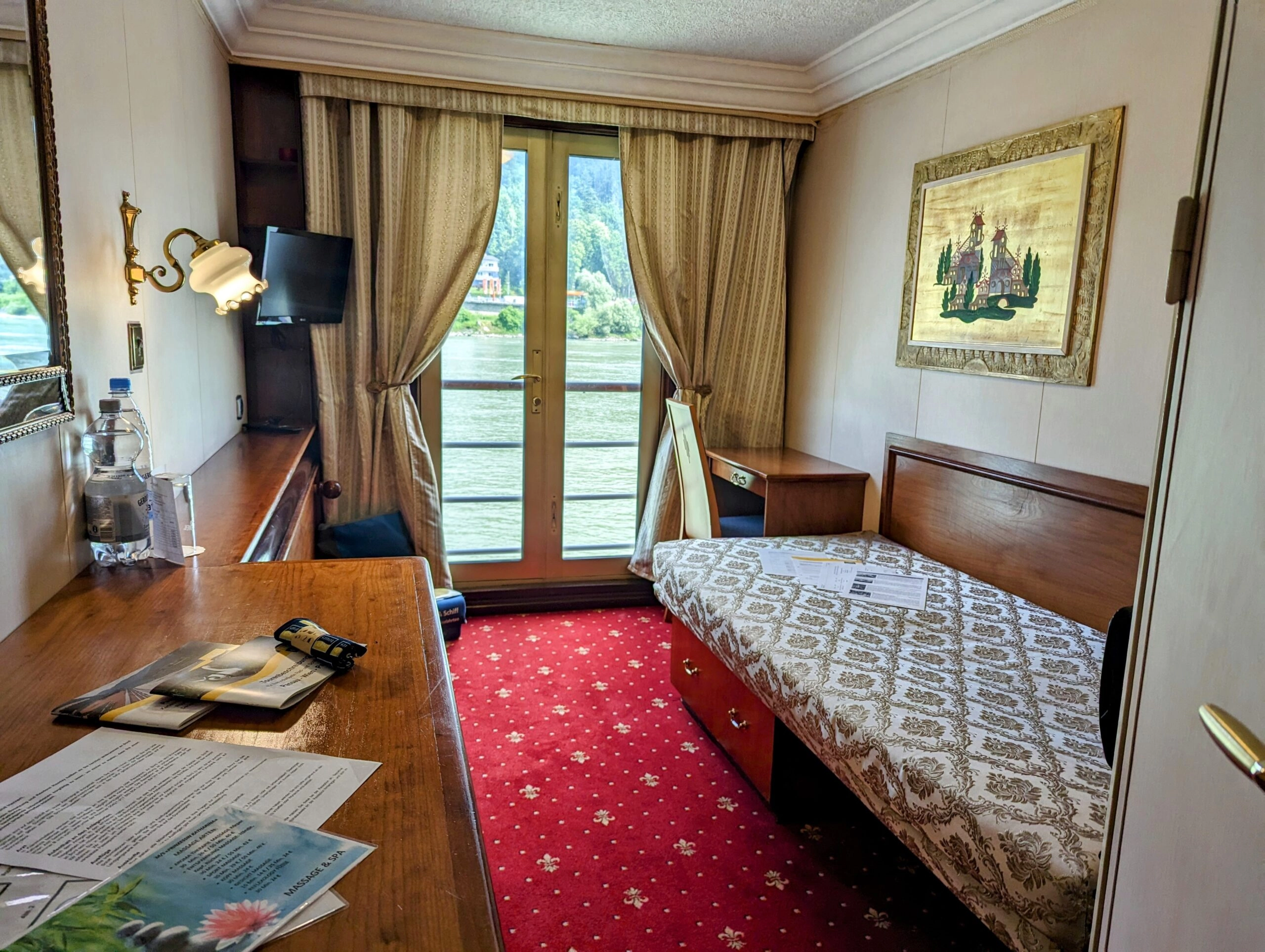 Eenpersoonskabine op de MS Prinzessin Katharina met Frans balkon, comfortabele stoel en uitzicht op de Donau.