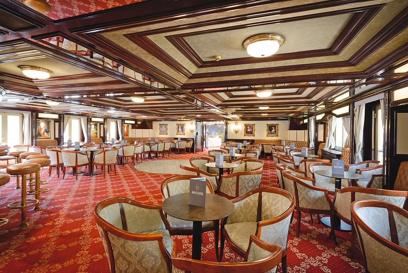 Gezellige lounge met bar aan boord van de MS Prinzessin Katharina, met comfortabele zitplaatsen, warme kleuren en klassieke inrichting.