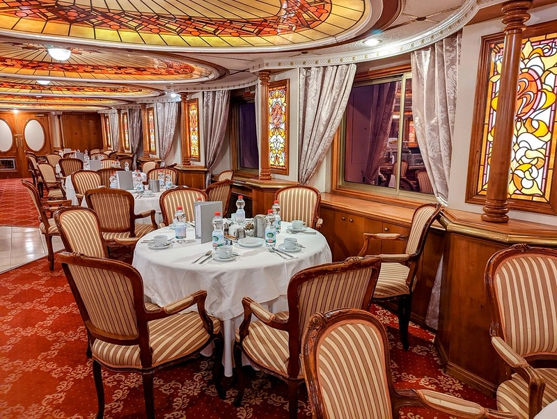 Panoramarestaurant van de MS Prinzessin Katharina met elegante inrichting, gedekte tafels en grote ramen met uitzicht op de Donau.