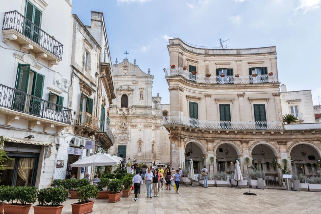 Historisch centrum van Ostuni met barokke gevels, pleinen en witte gebouwen – de Witte Stad van Puglia, Italië