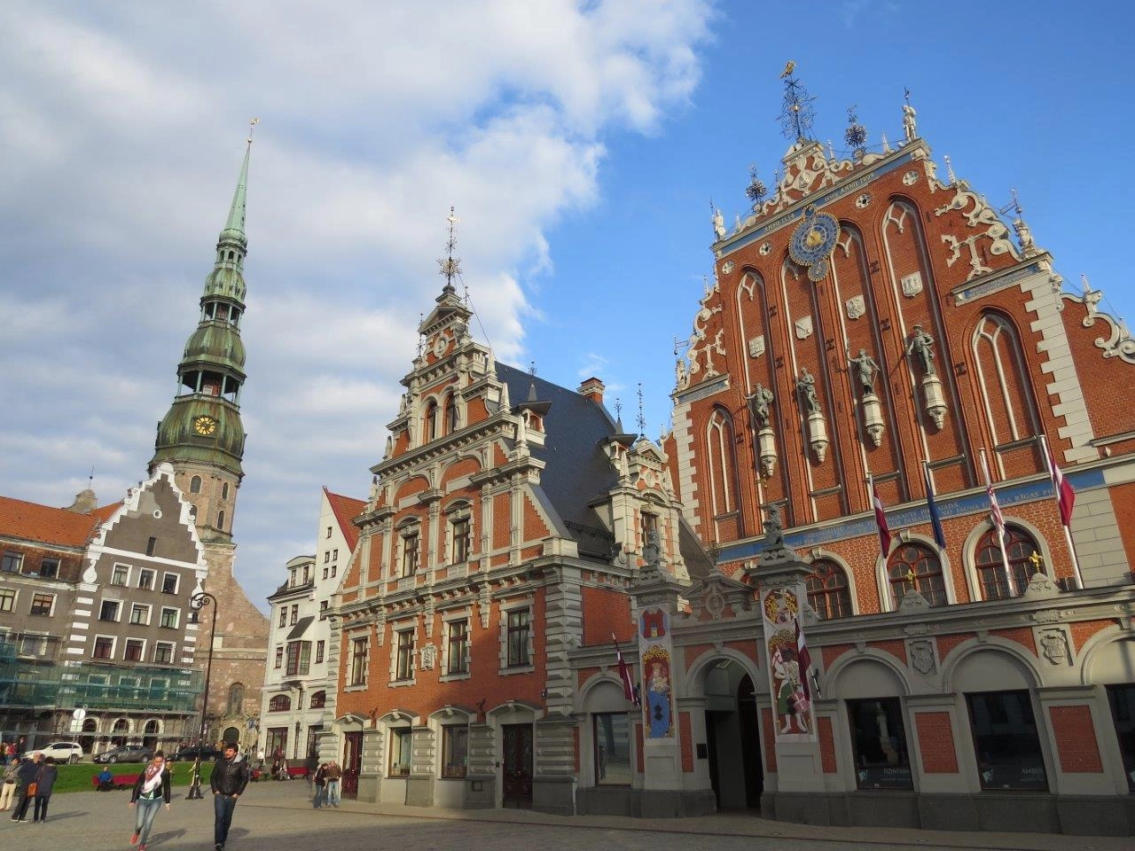 Oude stad van Riga met kleurrijke gevels en historische architectuur op het stadhuisplein.