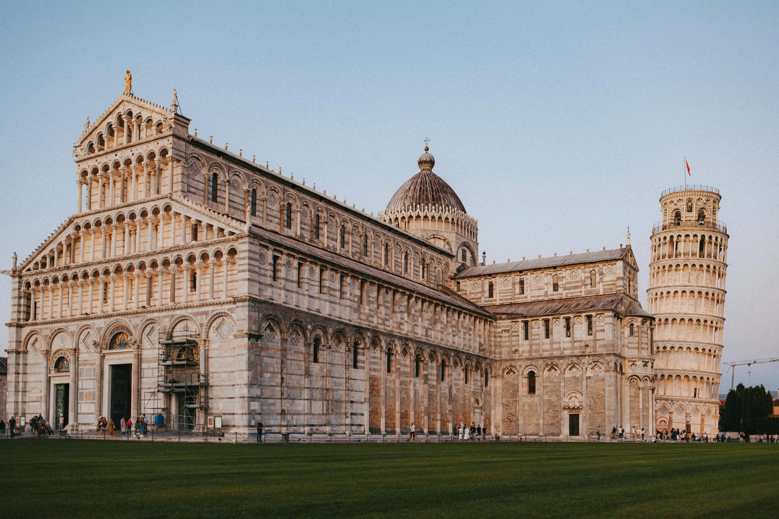 Kathedraal van Pisa en de Scheve Toren op Piazza dei Miracoli tijdens zonsondergang