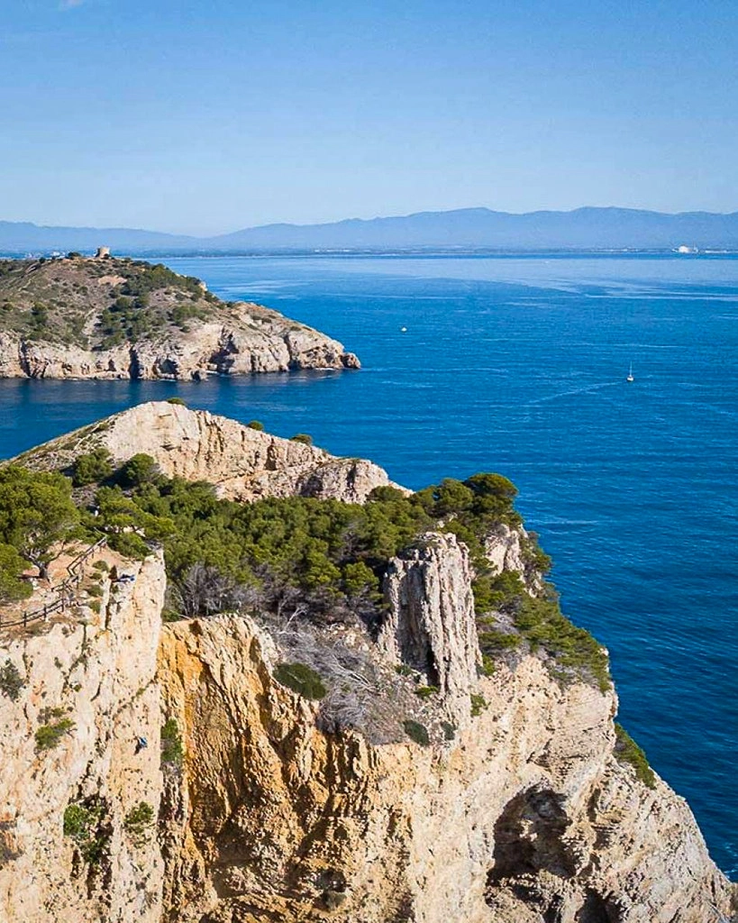 Uitzicht op de kliffen en blauwe Middellandse Zee bij Punta Milà aan de Costa Brava.