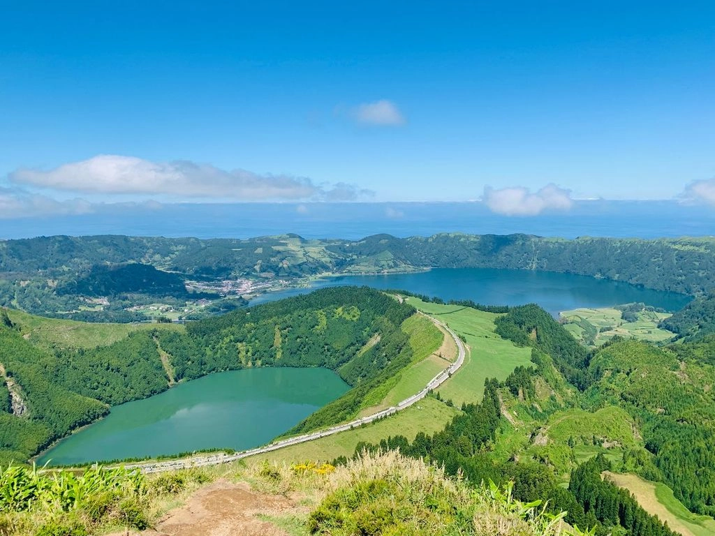 Panoramisch uitzicht op de kratermeren Lagoa Azul en Lagoa Verde bij Sete Cidades, omringd door groene heuvels en vulkanisch landschap op São Miguel, Azoren