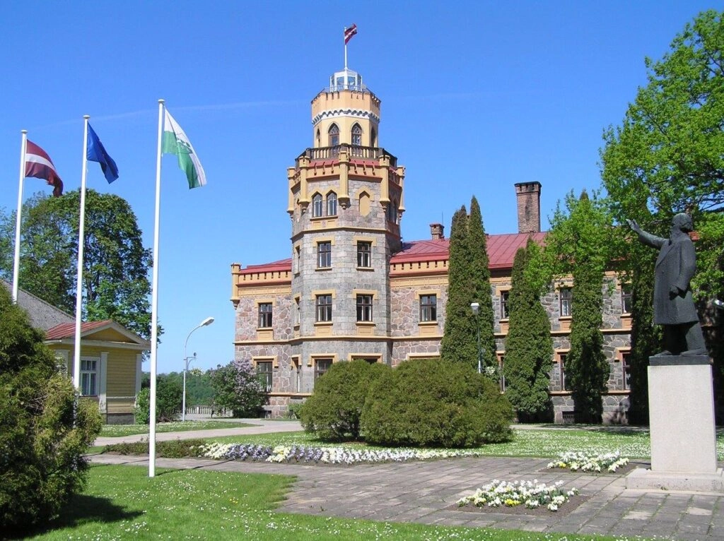 Kasteel van Sigulda in Letland – middeleeuws fort in Gauja Nationaal Park tijdens de fietsvakantie door de Baltische Staten.