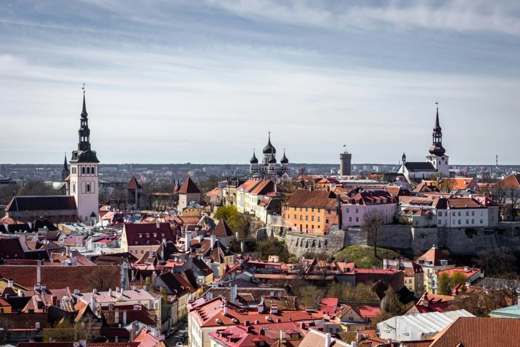 Uitzicht over de oude stad van Tallinn, Estland – middeleeuwse kerktorens, rode daken en stadsmuren langs de route van de fietsvakantie door de Baltische Staten.