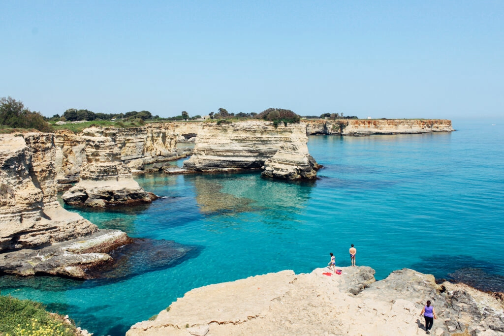 Zicht op de witte kalksteenkliffen en azuurblauwe zee bij Torre Sant’Andrea in Puglia, Italië.