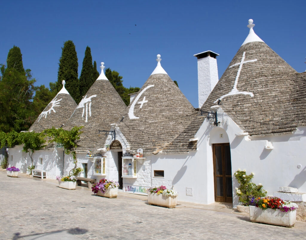 Witte trulli-huizen met kegelvormige daken in Alberobello, UNESCO Werelderfgoed in Puglia, Italië