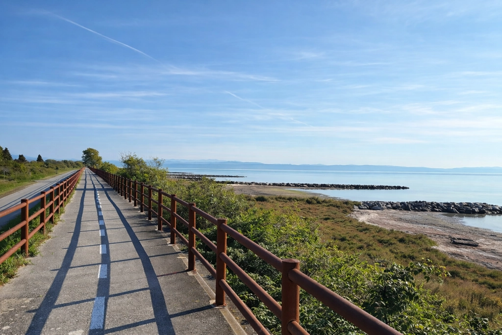 Fietspad door de lagune van Grado langs de Adriatische Zee, eindtraject van de Alpe Adria fietsroute