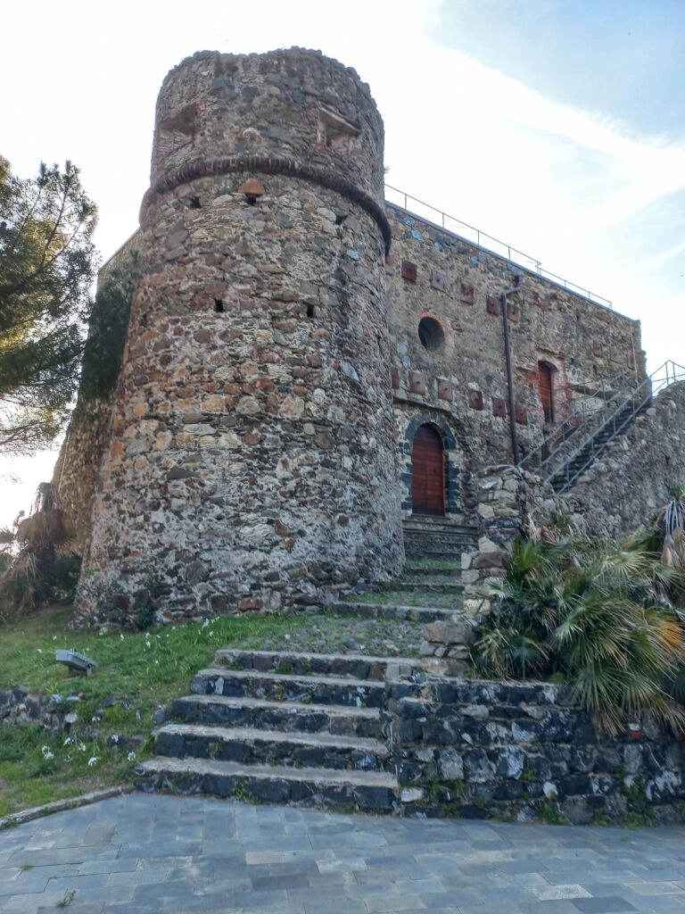 Kasteeltoren van Bonassola met oude stenen trap langs de Ligurische kust.