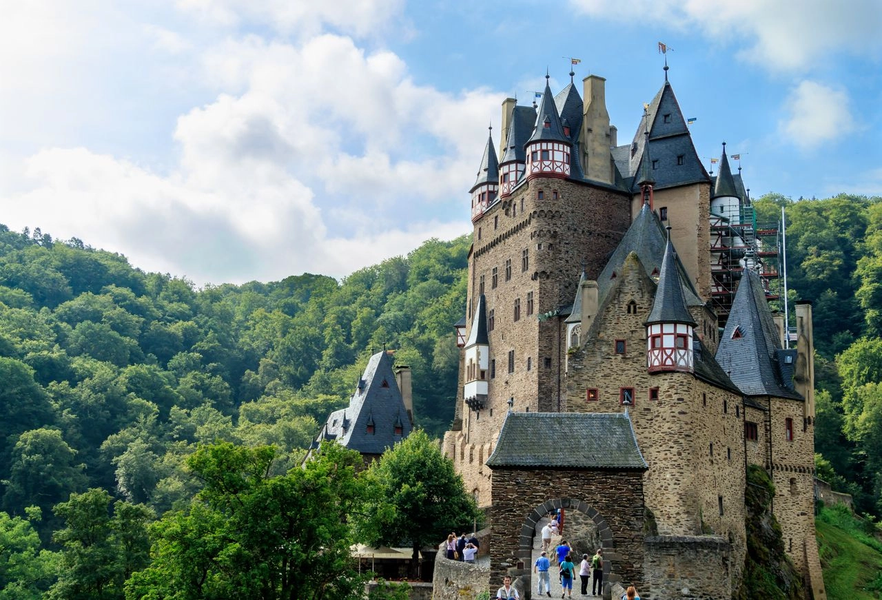 Burg Eltz, sprookjesachtig middeleeuws kasteel verscholen in het bosrijke Moezeldal