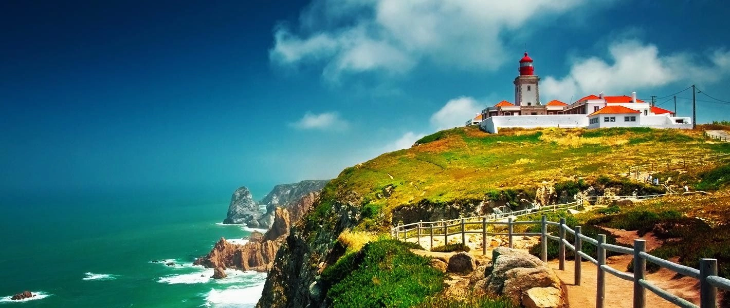 De vuurtoren van Cabo da Roca op de hoge kliffen van de Atlantische kust, het westelijkste punt van Europa, met uitzicht op de oceaan.