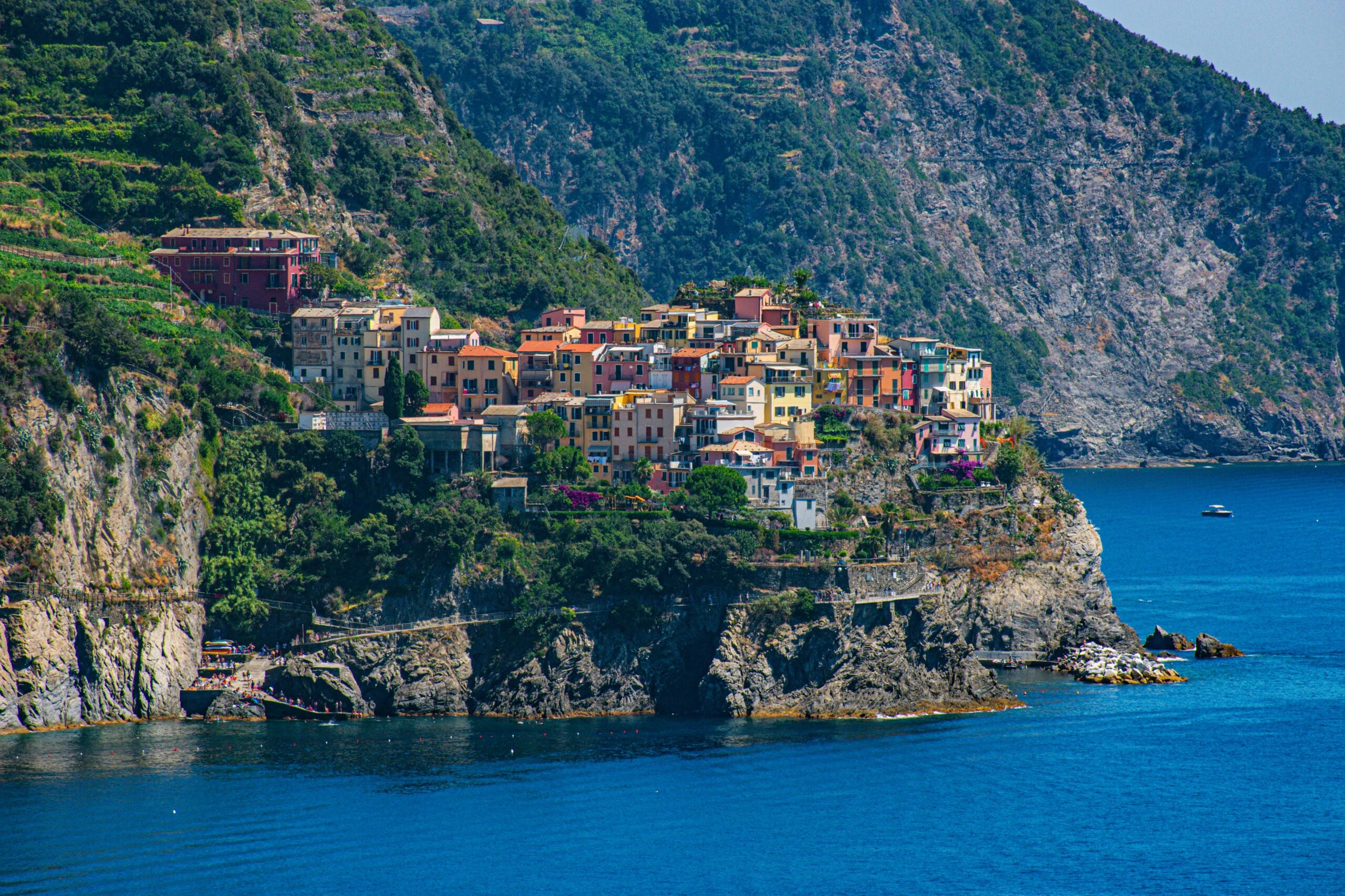 Panoramisch uitzicht op Corniglia, het hoger gelegen Cinque Terre-dorp op de kliffen boven de Middellandse Zee.