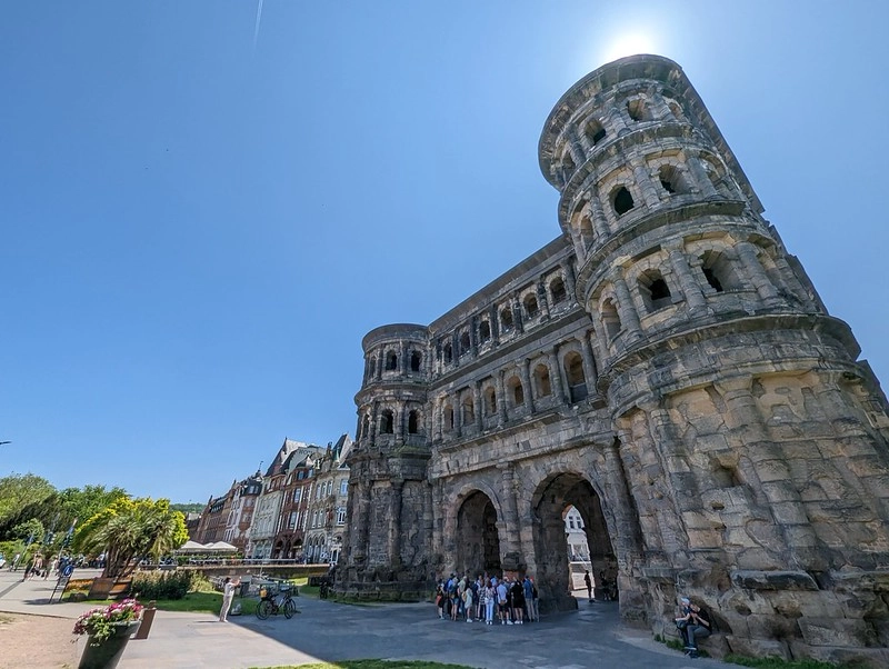 Porta Nigra in Trier, indrukwekkende Romeinse stadspoort en UNESCO-bezienswaardigheid langs de Saar- en Moezelroute tijdens de fiets- en vaarvakantie Saarburg–Koblenz
