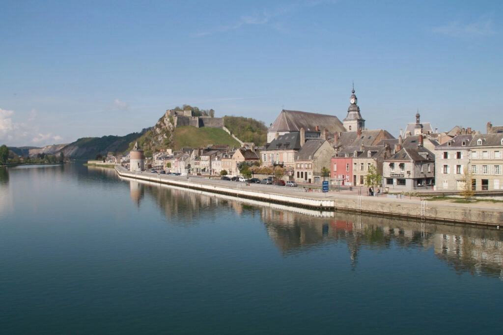 Panoramisch uitzicht op Sedan en de Maas met de historische vesting op de heuvel, een belangrijk hoogtepunt langs de Franse Maasroute tijdens de 5-Landen Fietsvakantie.