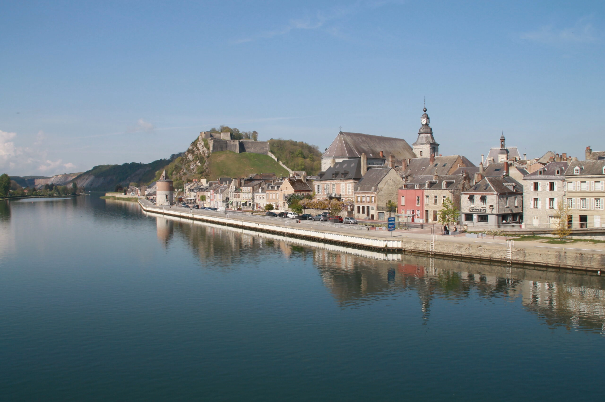 Panoramisch uitzicht op Sedan en de Maas met de historische vesting op de heuvel, een belangrijk hoogtepunt langs de Franse Maasroute tijdens de 5-Landen Fietsvakantie.