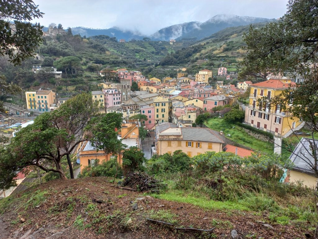 Uitzicht over Monterosso al Mare met kleurrijke huizen, terrassen en groene heuvels in de Cinque Terre.